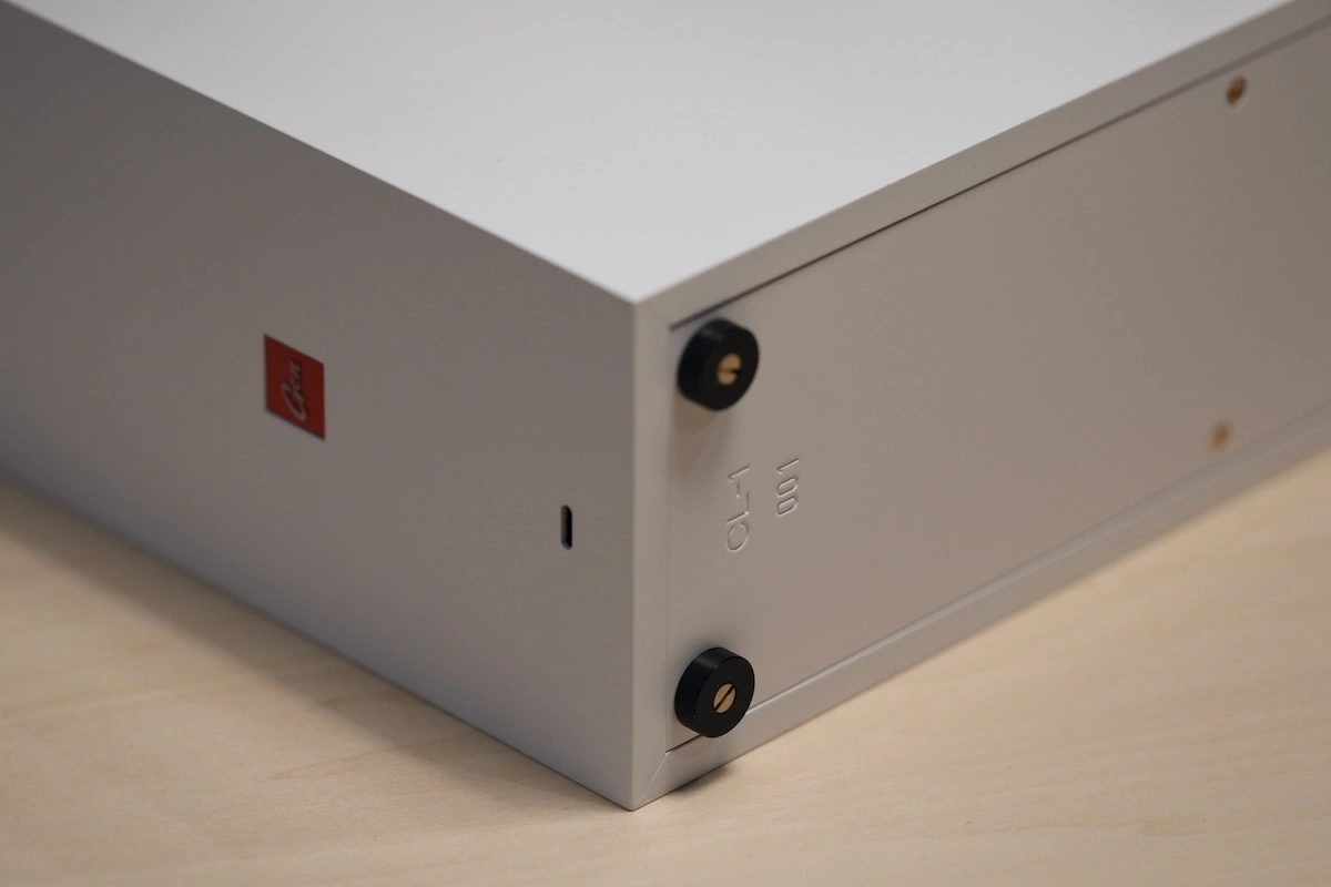 シリアルナンバーが刻印された、スキーリフトのミニチュアアート『CL-1』の底面